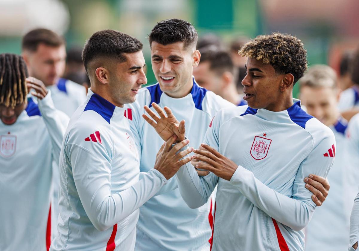 Ferran Torres, Álvaro Morata y Lamine Yamal, durante un entrenamiento de la selección española.