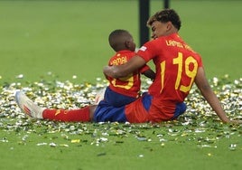 Lamine Yamal con su hermano de tres años.