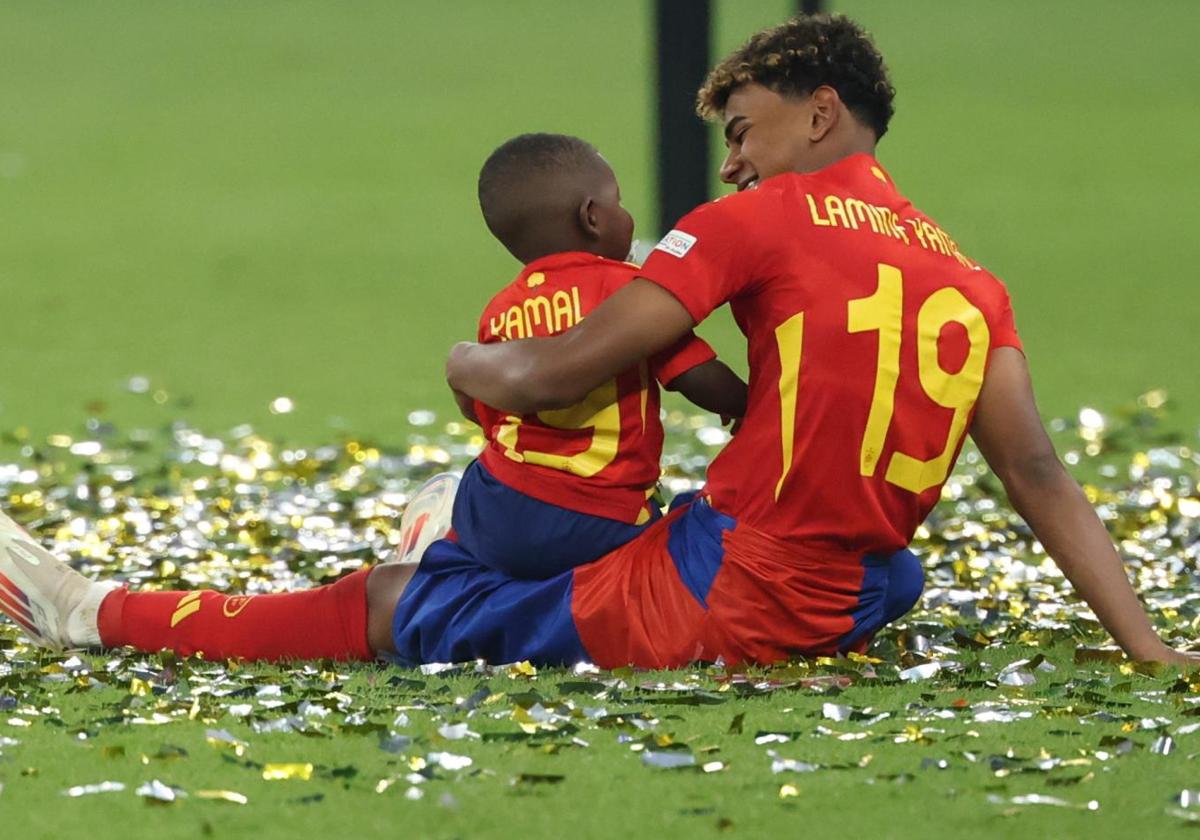 Lamine Yamal con su hermano de tres años.