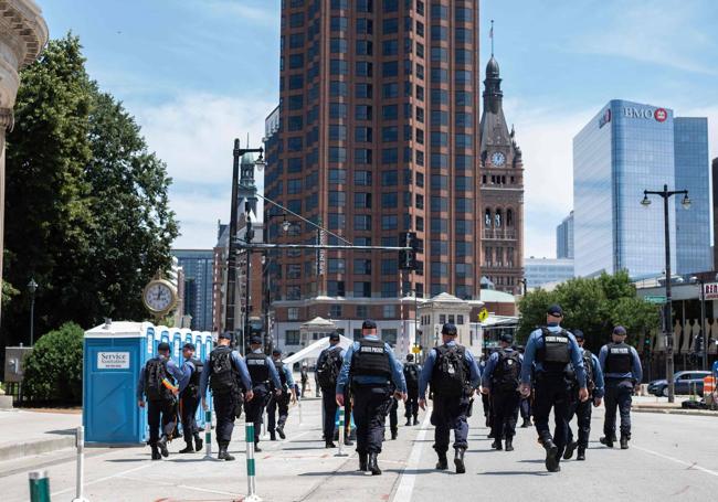 Decenas de agentes vigilan las calles de Milwaukee.