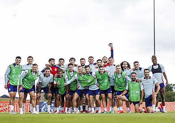 Los jugadores de España posan tras el último entrenamiento en los campos del Aasen antes de partir a Berlín.
