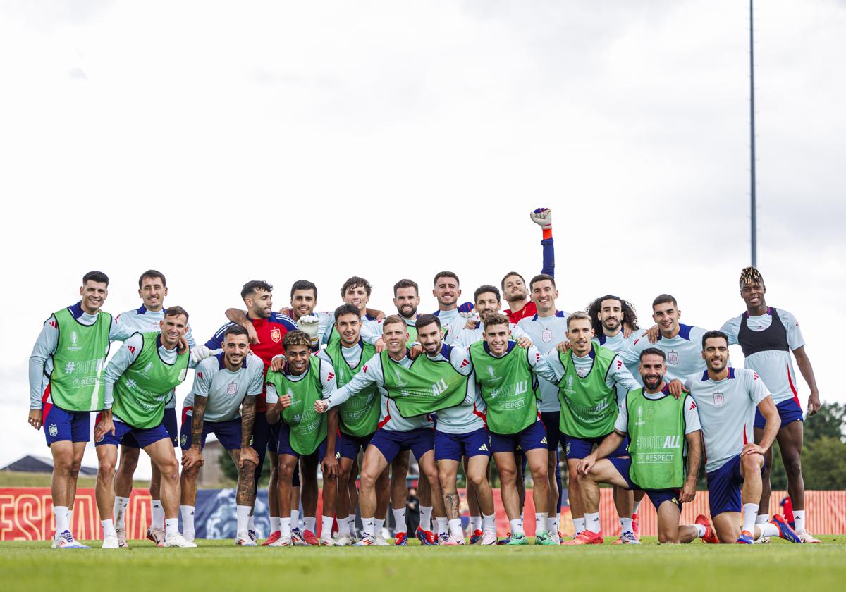 Los jugadores de España posan tras el último entrenamiento en los campos del Aasen antes de partir a Berlín.