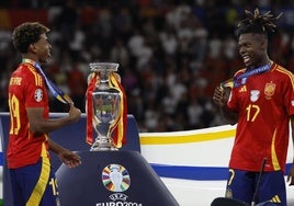 Lamine Yamal y Nico Williams, con el trofeo.