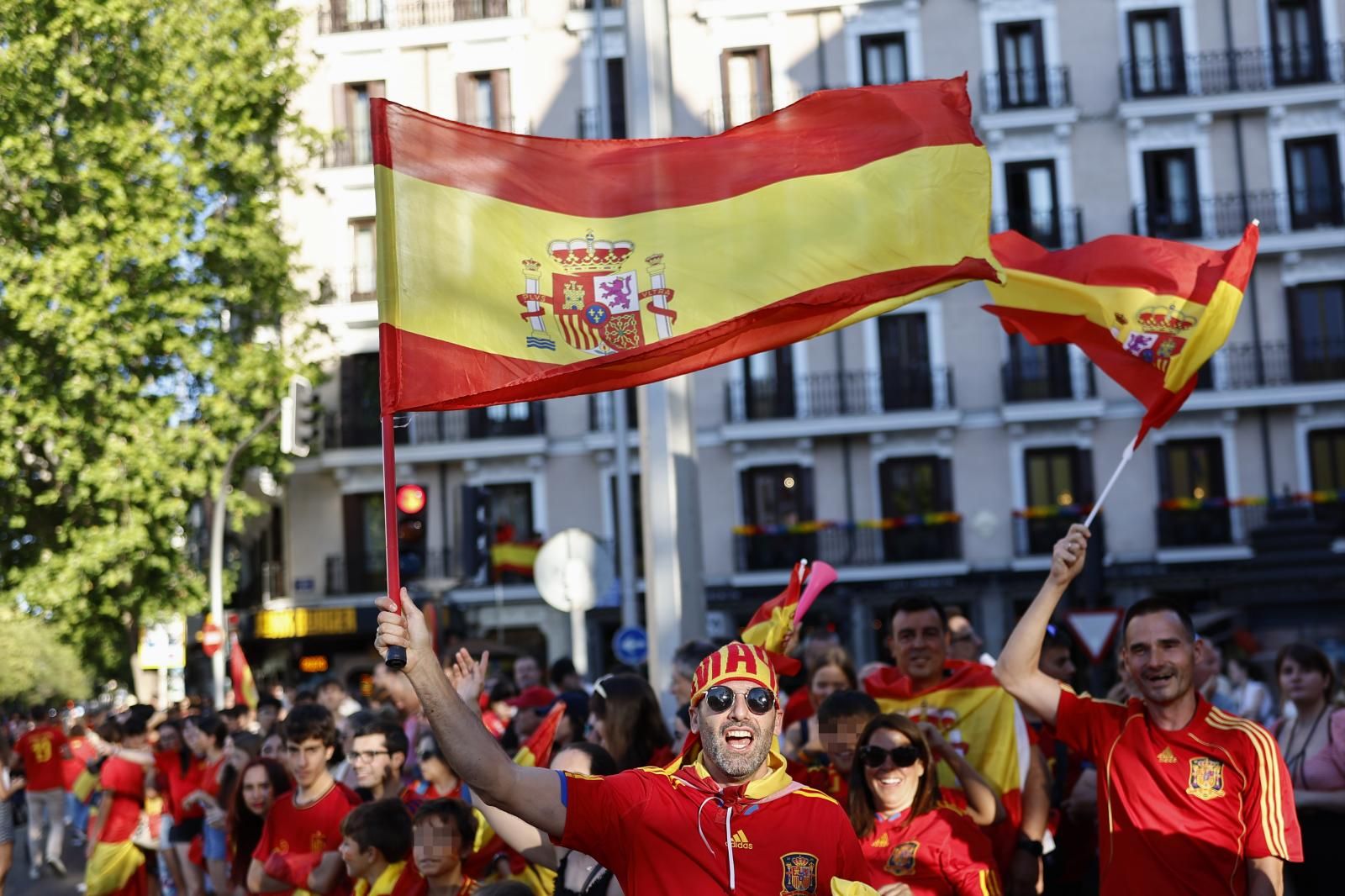 La afición española espera a los jugadores en la madrileña plaza de Cibeles.