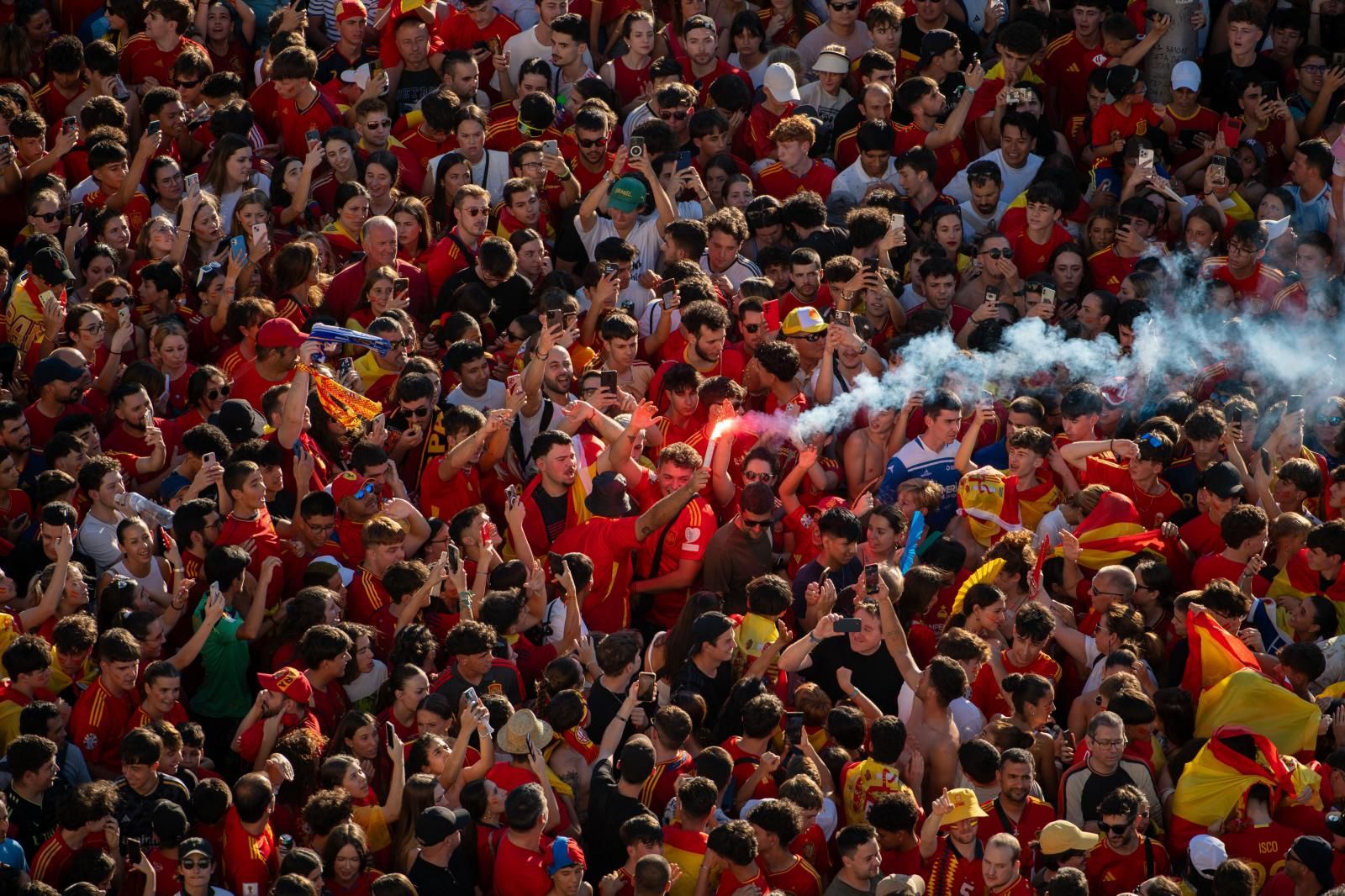 Al ritmo de DJ Wally, los aficionados españoles han llenado la plaza de Cibeles.