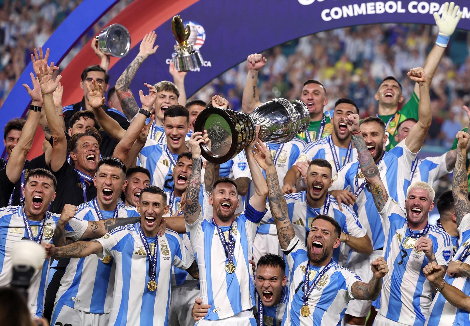 Argentina levanta el trofeo.