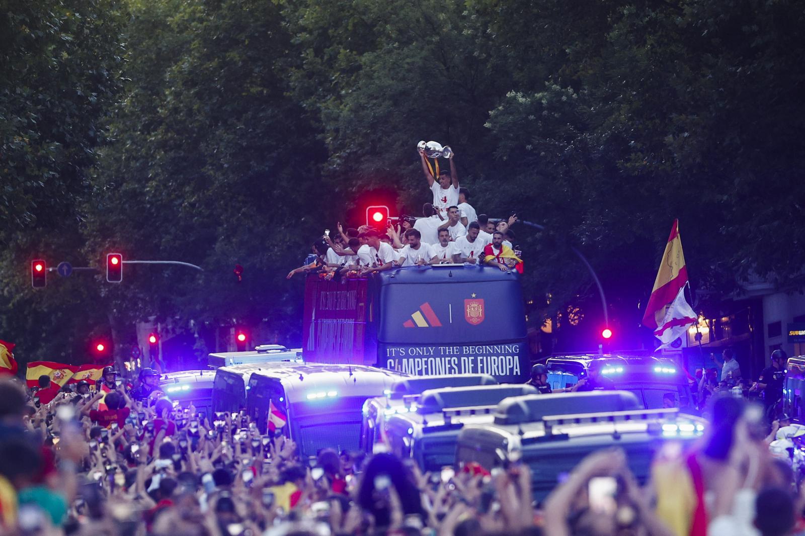 La seleccion española celebra en el autobús el título de la Eurocopa.