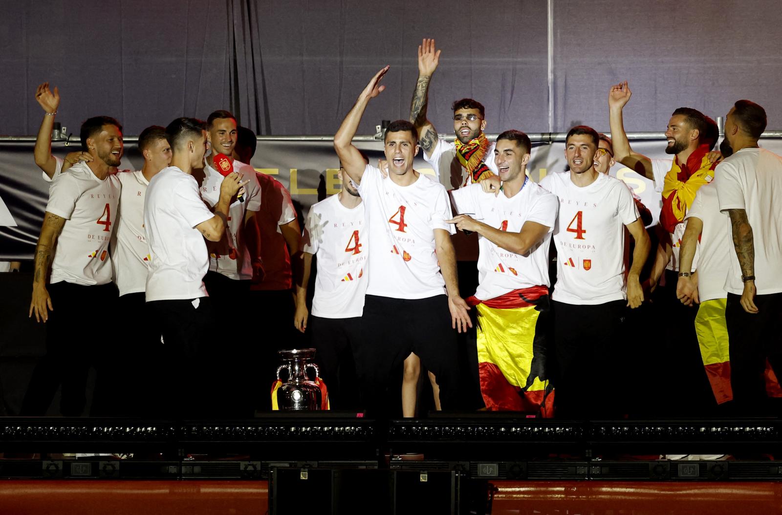 Los jugadores de la selección española celebran sobre el escenario habilitado en Cibeles.