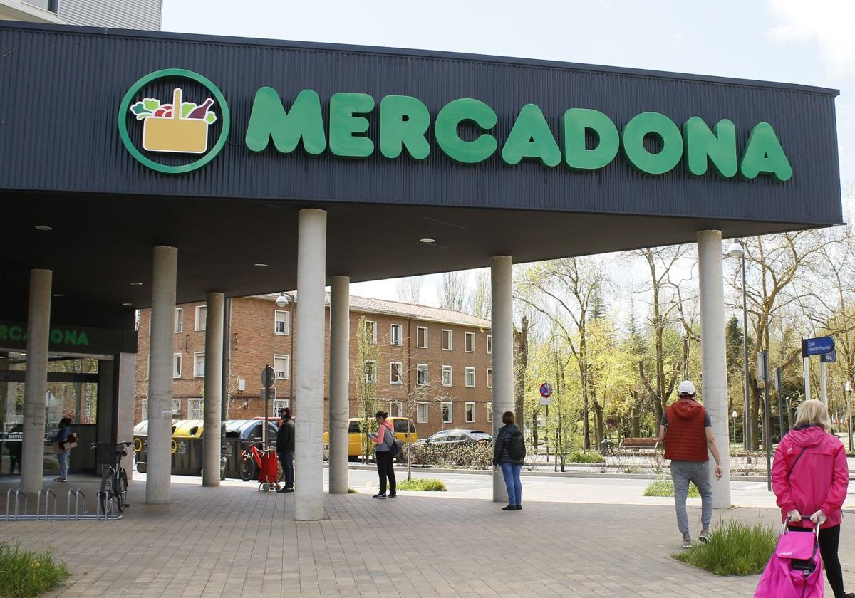 La entrada a un Mercadona en Vitoria.