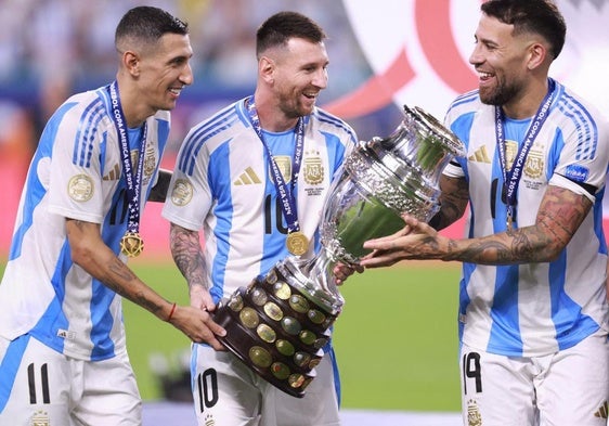 Leo Messi con el trofeo de campeón de Copa América con Angel Di Maria y Nicolas Otamendi