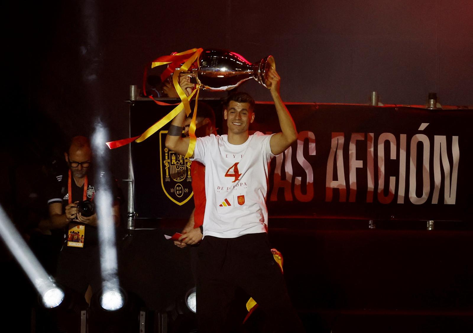 Morata muestra el trofeo de la Eurocopa a la afición congregada en Cibeles.