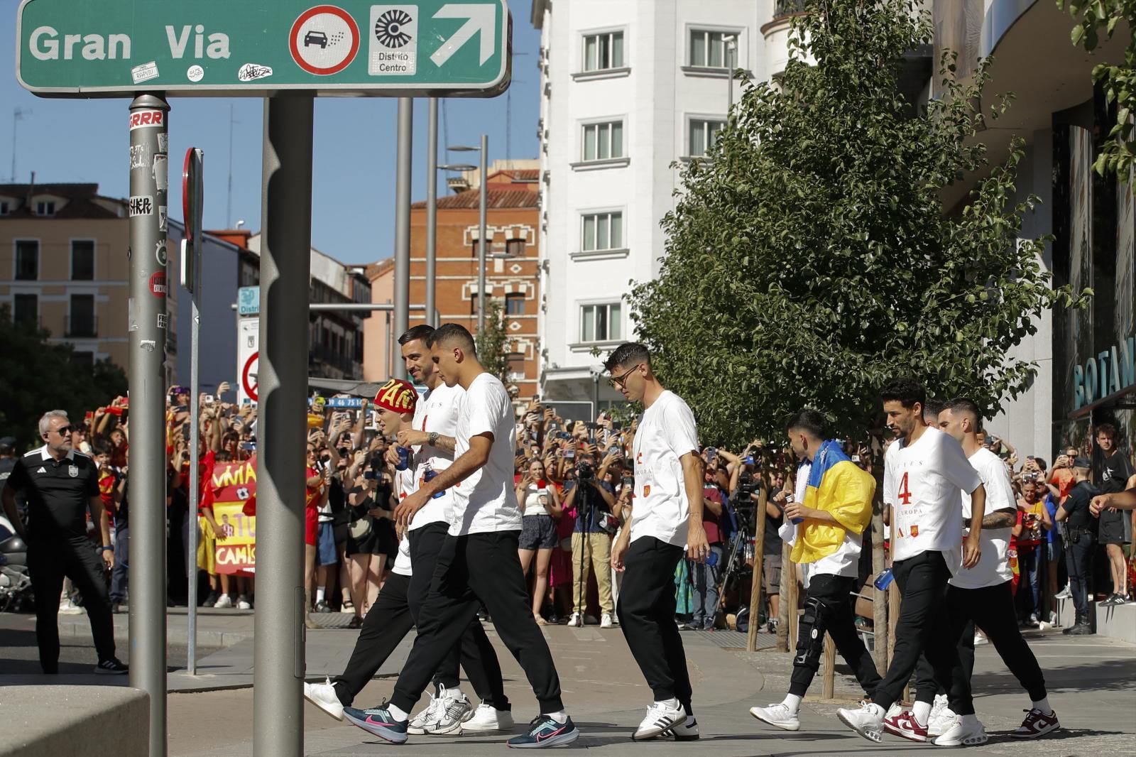 Los jugadores de la selección española suben al autobús en el Hotel de Plaza de España paar dirigirse a la Zarzuela.