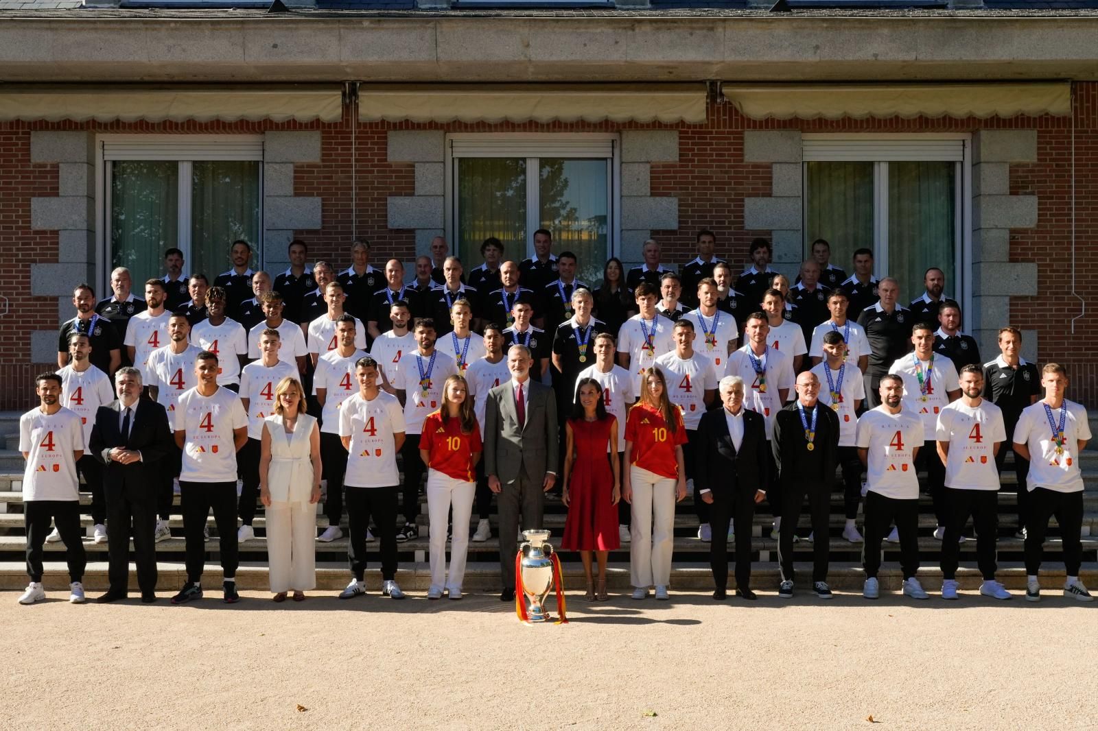 Foto de familia de los Reyes y sus hijas con la selección.