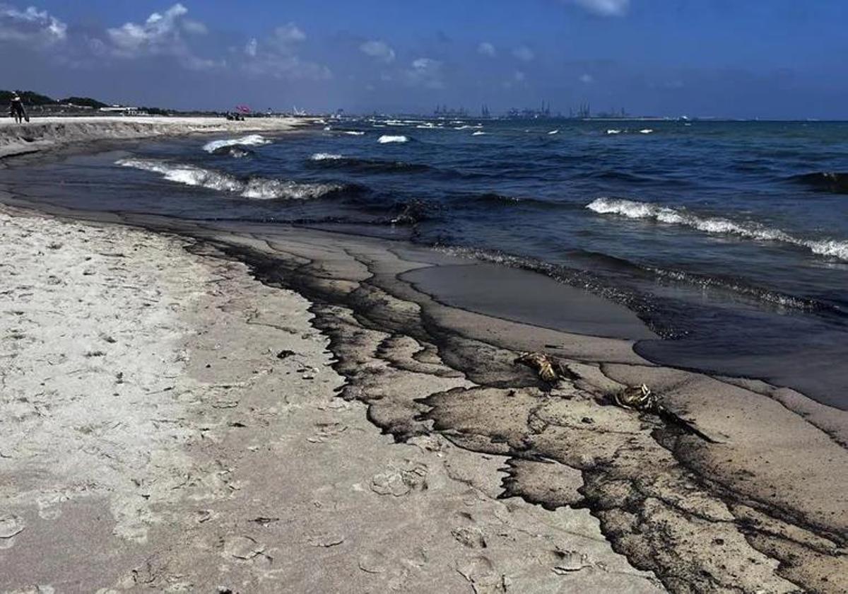 El vertido de alquitrán que ha obligado a cerrar al baño las playas del sur.