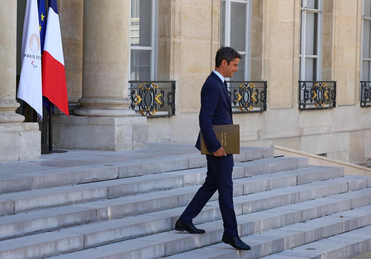 Gabriel Attal abandona el Palacio del Elíseo tras aceptar Macron su dimisión como primer ministro.