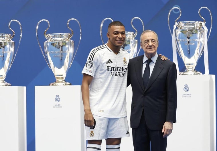 El presidente del Real Madrid, Florentino Pérez (i) durante la presentación del francés Kylian Mbappé (d)