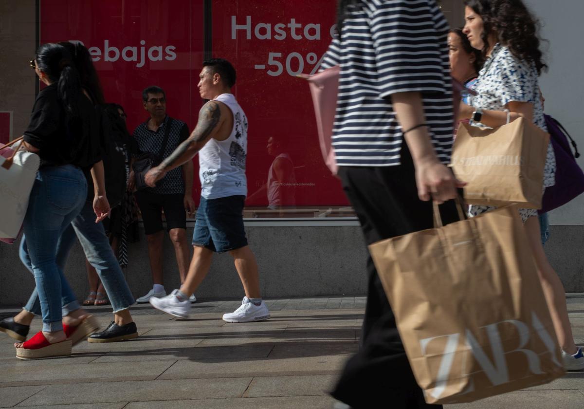 Varios ciudadanos de compras por las calles de Madrid.