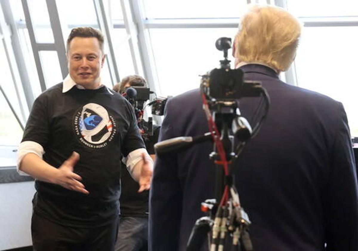 Elon Musk junto a Donald Trump en una de las visitas del expresidente a la fábrica de Tesla.