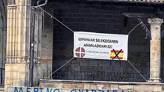 Aparecen pancartas y pintadas contra Oyarzabal y Merino en Elorrio