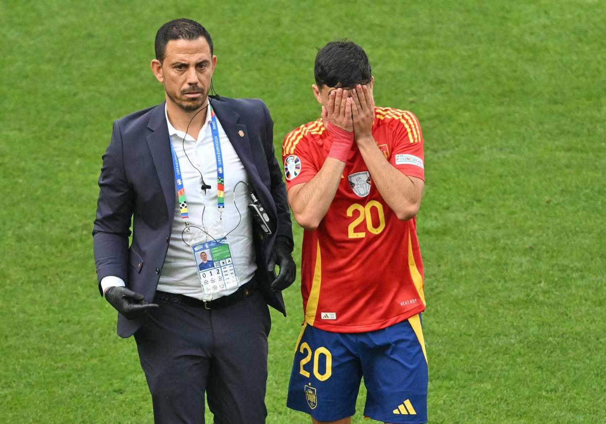 Pedri llorando tras tener que ser sustituido en la Eurocopa