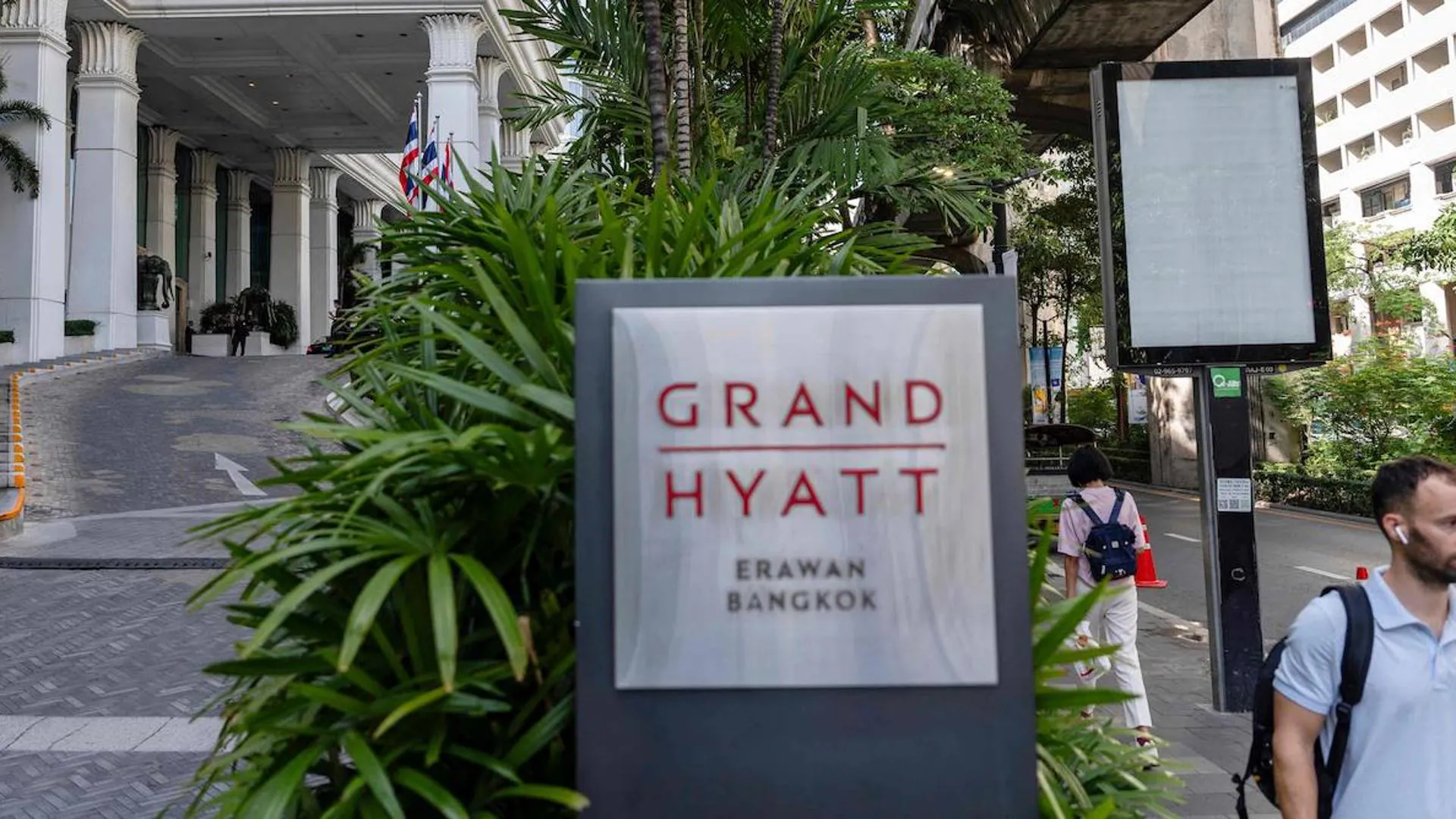 曼谷酒店之谜：六名游客死亡、一间套房和茶杯中的氰化物