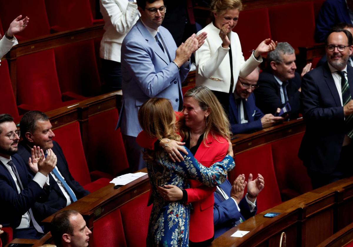 Yaël Braun-Pivet, visiblemente emocionada, tras ser reelegida presidenta de la Asamblea Nacional en tercera votación.