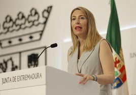 La presidenta de la Junta de Extremadura, María Guardiola, comparecIiendo ante los medios