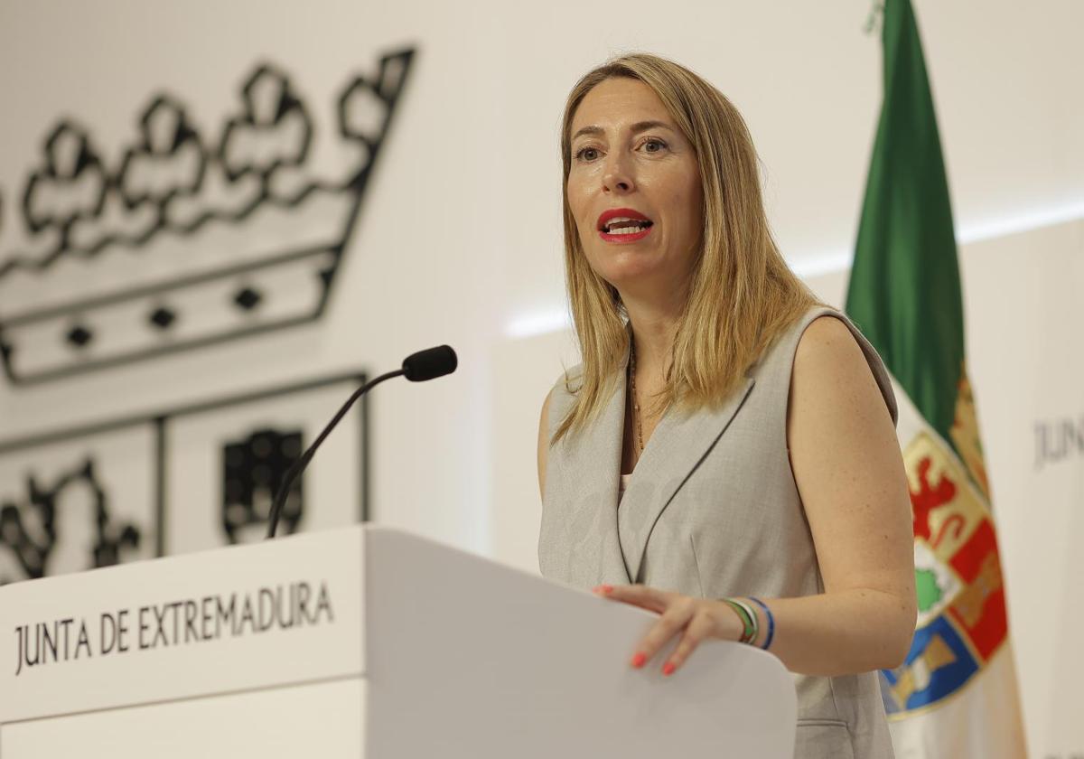 La presidenta de la Junta de Extremadura, María Guardiola, comparecIiendo ante los medios