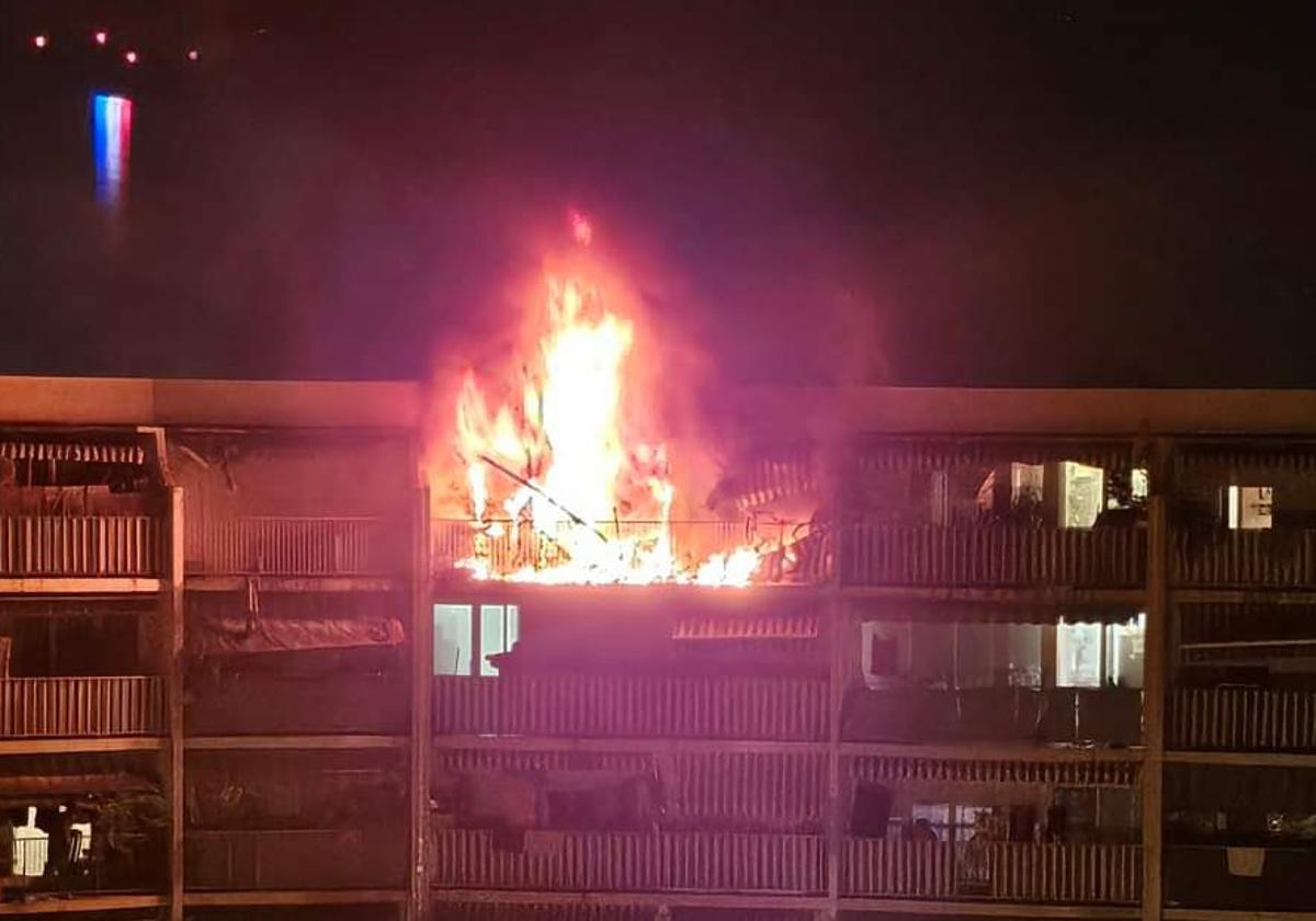 Las llamas emergen del edificio de apartamentos de Niza donde se declaró el incendio esta madrugada.