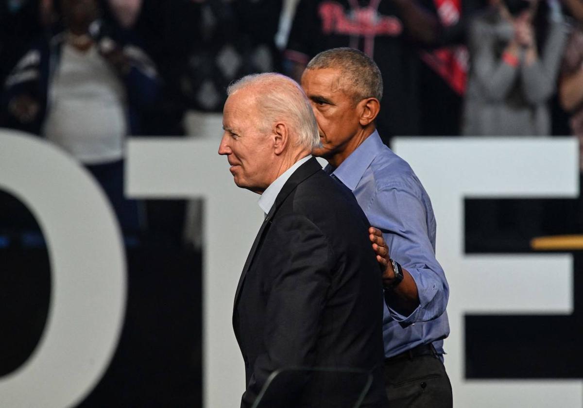 Obama camina junto a Biden durante un acto del Partido Demócrata celebrado en noviembre de 2022.