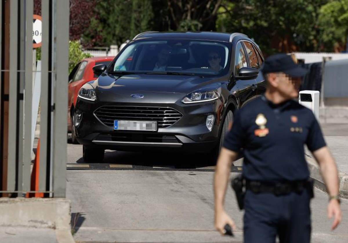 Begoña Gómez saliendo en coche del Juzgado tras suspender el juez su comparecencia de principios de julio