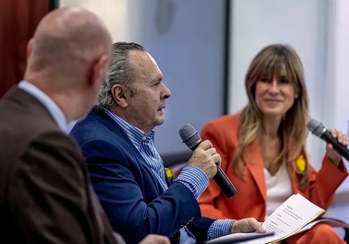 El rector de la Complutense, Joaquín Goyache (de espaldas), el exvicerrector Juan Carlos Doadrio y Begoña Gómez