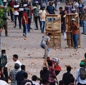 La represión policial se cobra la vida de al menos 100 estudiantes en Bangladés