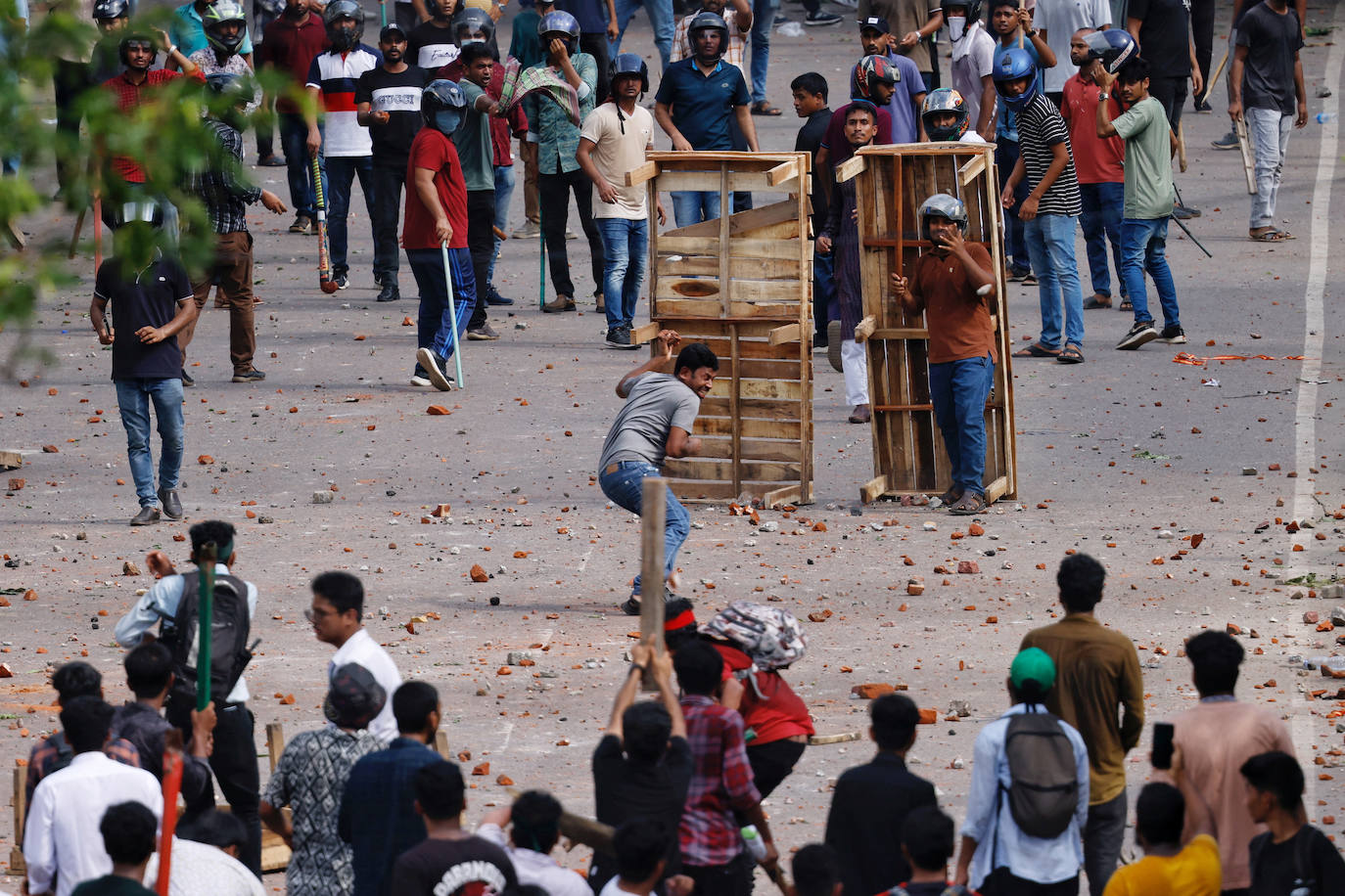 Manifestantes se defienden del ataque de los cuerpos de seguridad y de los estudiantes afines al Gobierno.