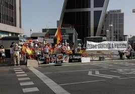 Decenas de personas frente a los juzgados de Castilla, donde declaraba hoy Begoña Gómez