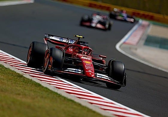 EL Ferrari de Carlos Sainz, durante los entrenamientos libres del GP de Hungría.