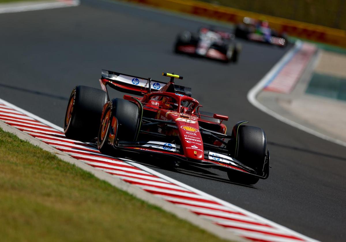 EL Ferrari de Carlos Sainz, durante los entrenamientos libres del GP de Hungría.