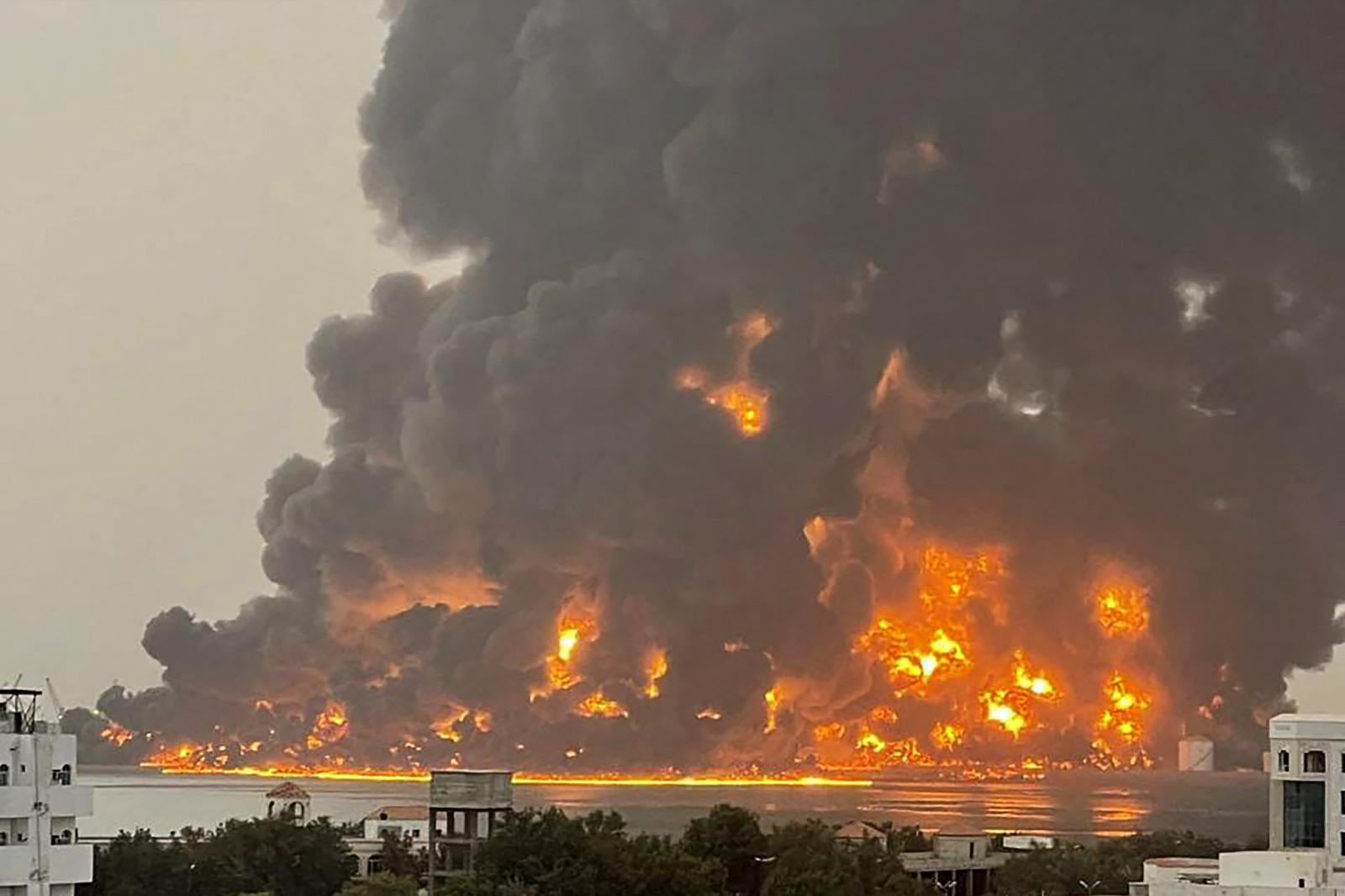 El muro de fuego y humo fue visible desde diferentes regiones de Oriente Medio.