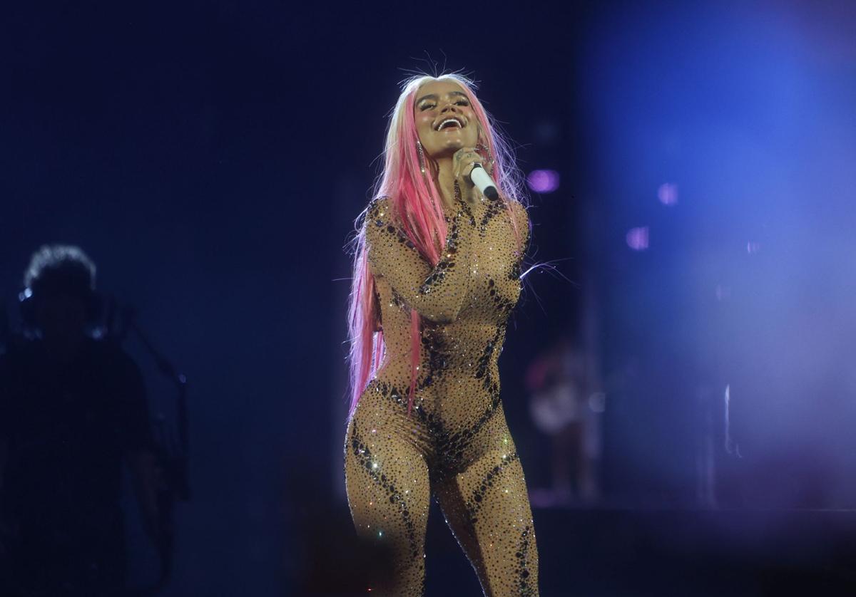 La cantante Karol G durante la actuación en su primer concierto en el estadio madrileño Santiago Bernabéu, este sábado.