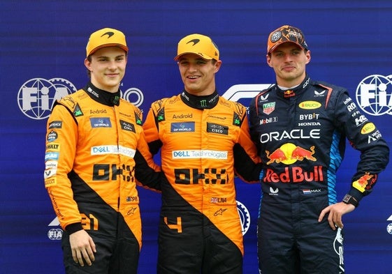 Lando Norris, en el centro y alto del podio de la clasificación en Hungría, junto a Oscar Piastro y Max Verstappen.