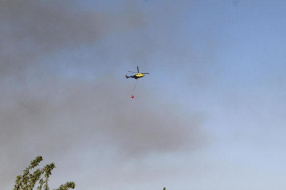 Helicóptero de los bomberos extinguiendo las llamas