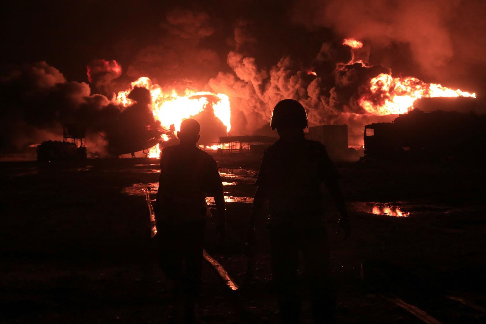 Dos bomberos intentan acercarse al nucleo del incendio esta pasada madrugada.