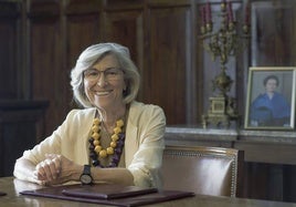 Ana Crespo, con el retrato de Margarita Salas de fondo, en el salón de plenos de la Real Academia de las Ciencias.