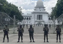 Soldados armados hacen guardia este domingo en el exterior del Tribunal Supremo de Bangladés.