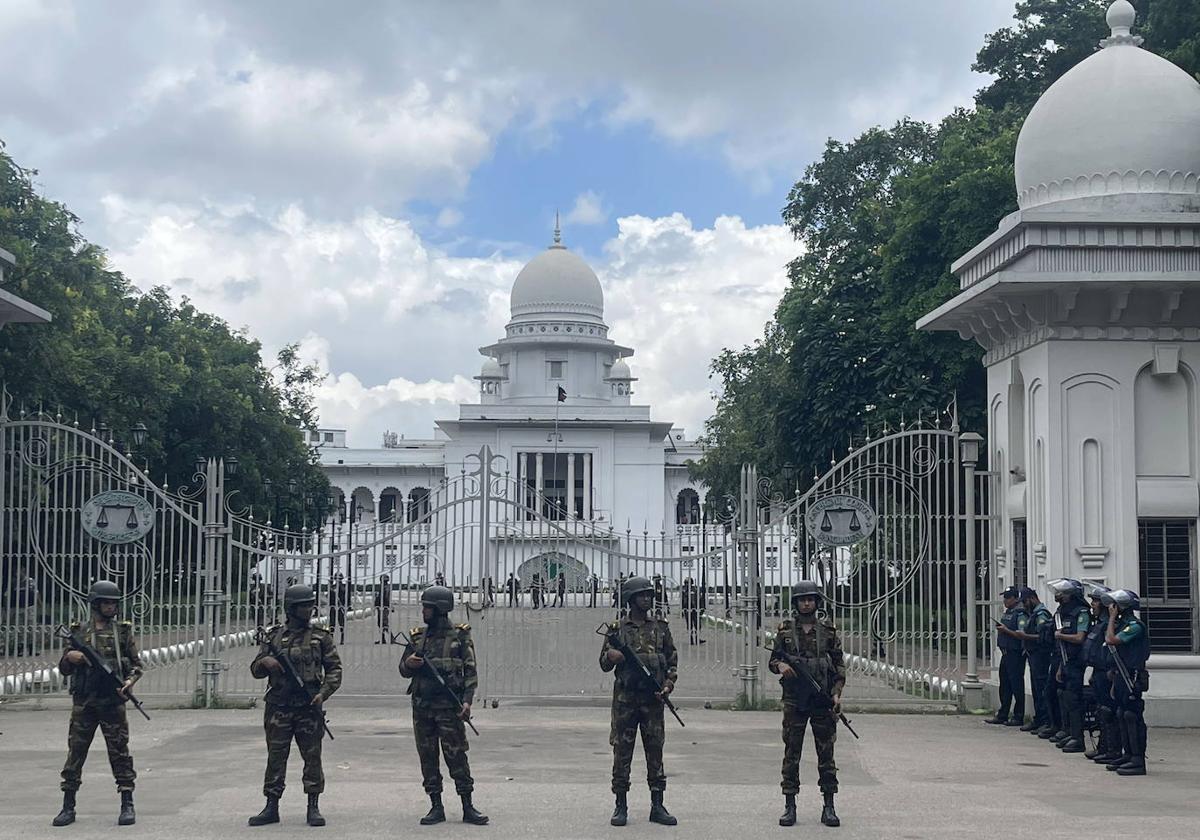 Soldados armados hacen guardia este domingo en el exterior del Tribunal Supremo de Bangladés.