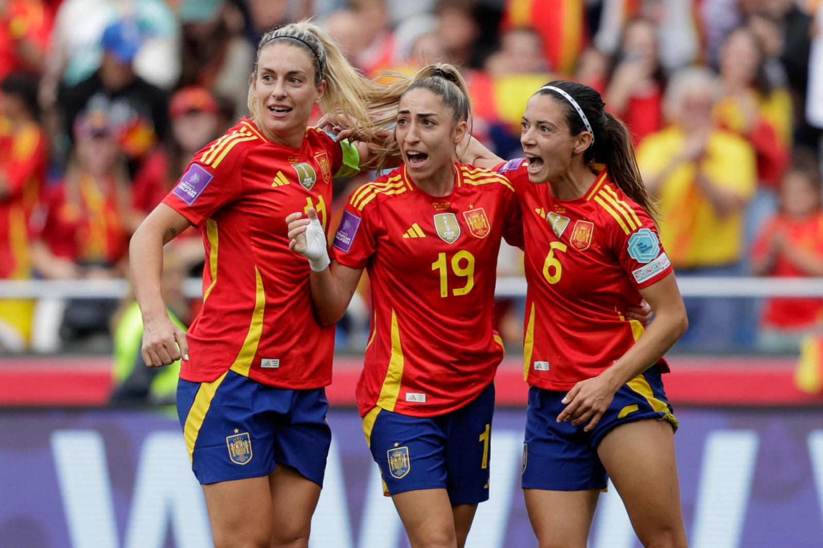 Alexia Putellas, Olga Carmona y Aitana Bonmatí celebrando uno de los goles en el amistoso ante Bélgica.