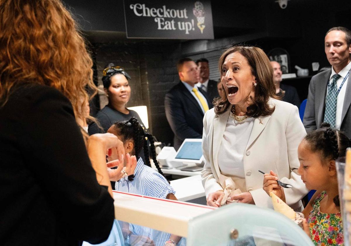 Kamala Harris visita una heladería en Washington durante la campaña electoral.