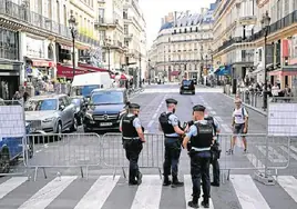 Policías vigilan una calle de París.