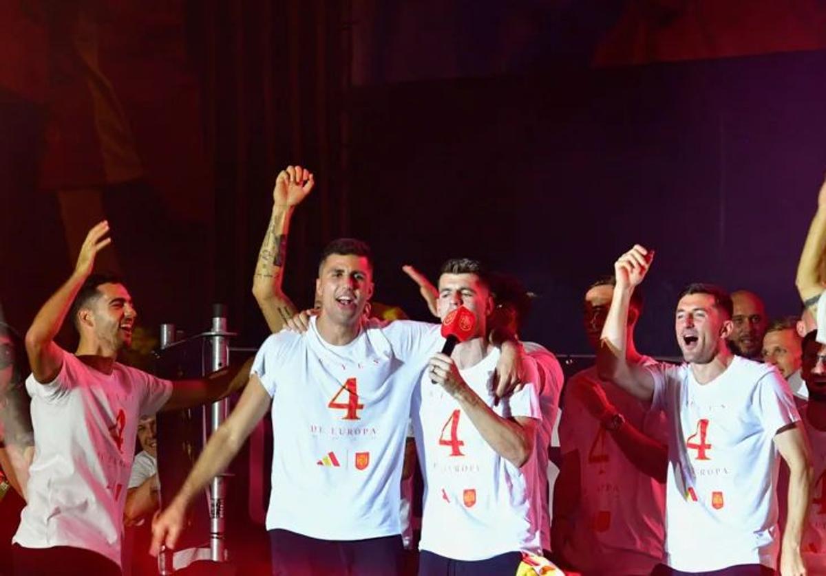 Rodri y Morata, junto al micrófono, el lunes en Madrid en la celebración de la Eurocopa ganada por la selección española.