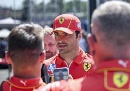 Carlos Sainz Jr llegando al circuito de Hungría.